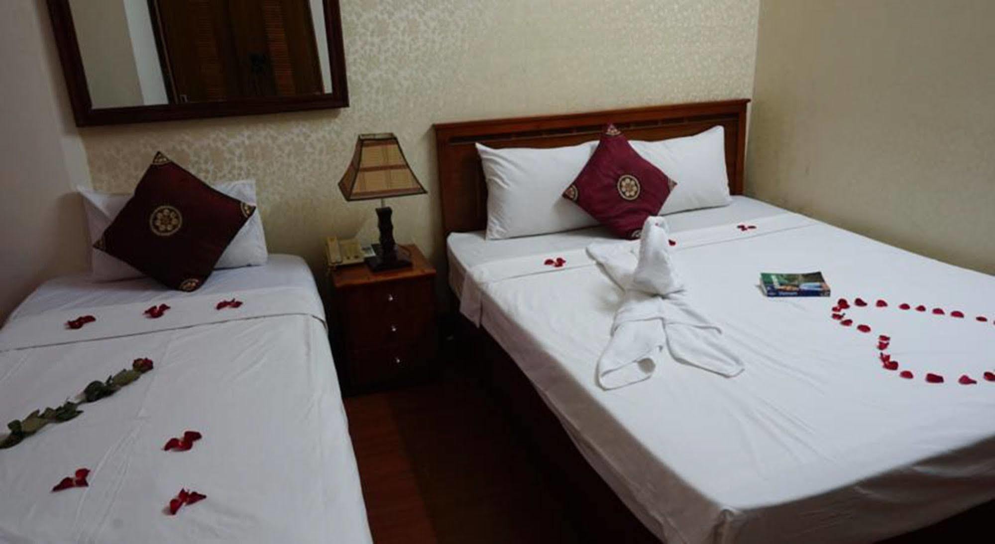 Hanoi Golden Moon Guest House & Travel Exterior photo