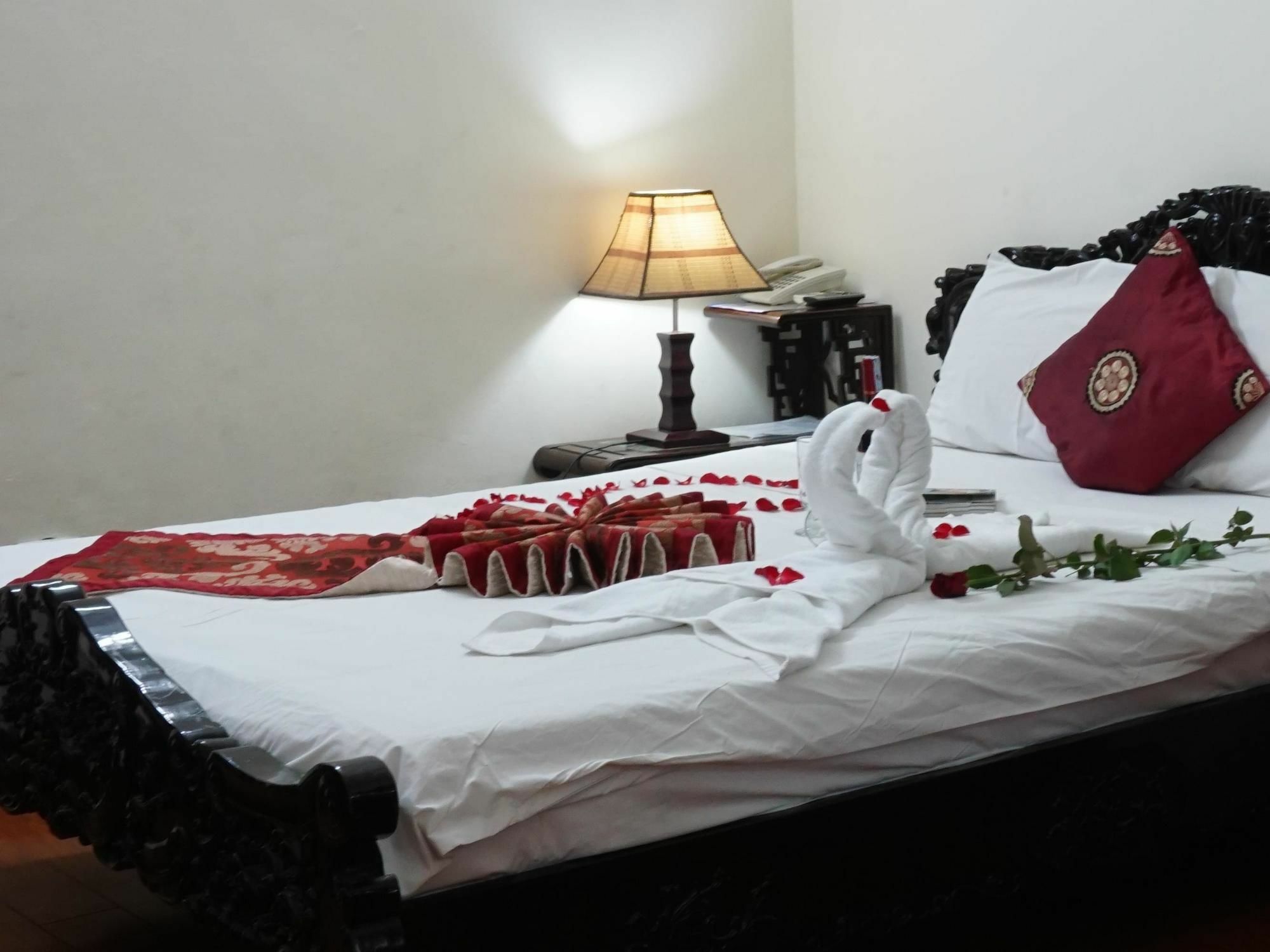 Hanoi Golden Moon Guest House & Travel Exterior photo